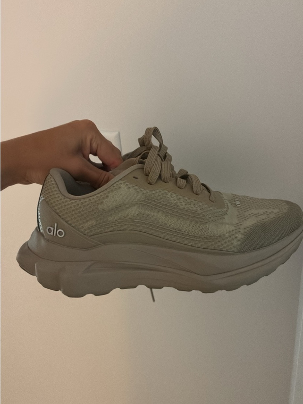 ALO Yoga Women's 6.5 Runner Shoe